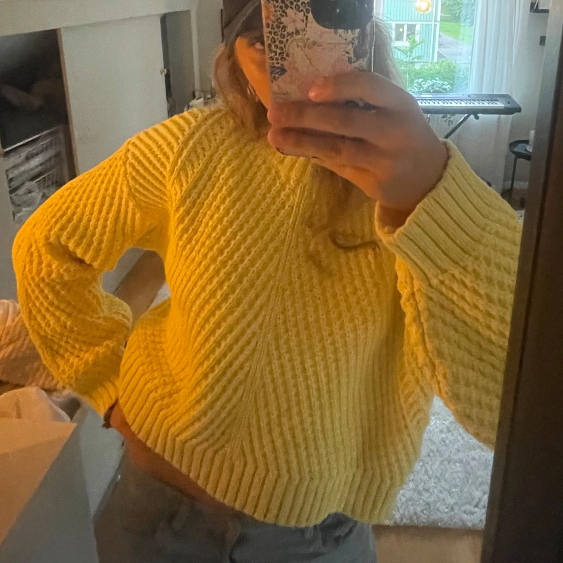 Gul stickad tröja med grov struktur - 1