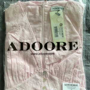 Adoore - Helt ny adoore. Storlek 36. Aldrig använd kommer i sin orginalförpackning. Perfekt för sommaren. Slutsåld på hemsidan🩷