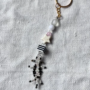 Handgjord bagcharm med kossa - Handpärlad bag charm med en liten pärlad kossa! ✨