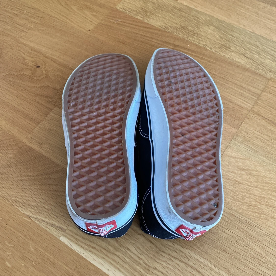 Svarta Vans sneakers med vit sula - 2
