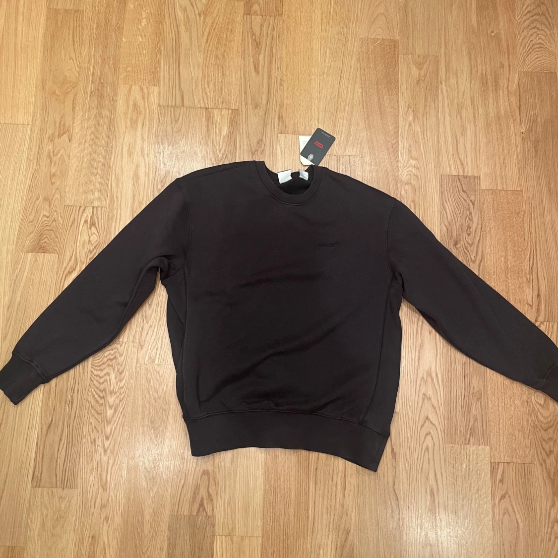 Oanvänd tröja från Levi’s  - 1