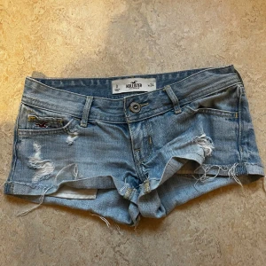 Ljusblå slitna jeansshorts Hollister - Snygga ljusblå jeansshorts från Hollister i 2000s tals stil!!! Storlek 0 så de är små i storleken 
