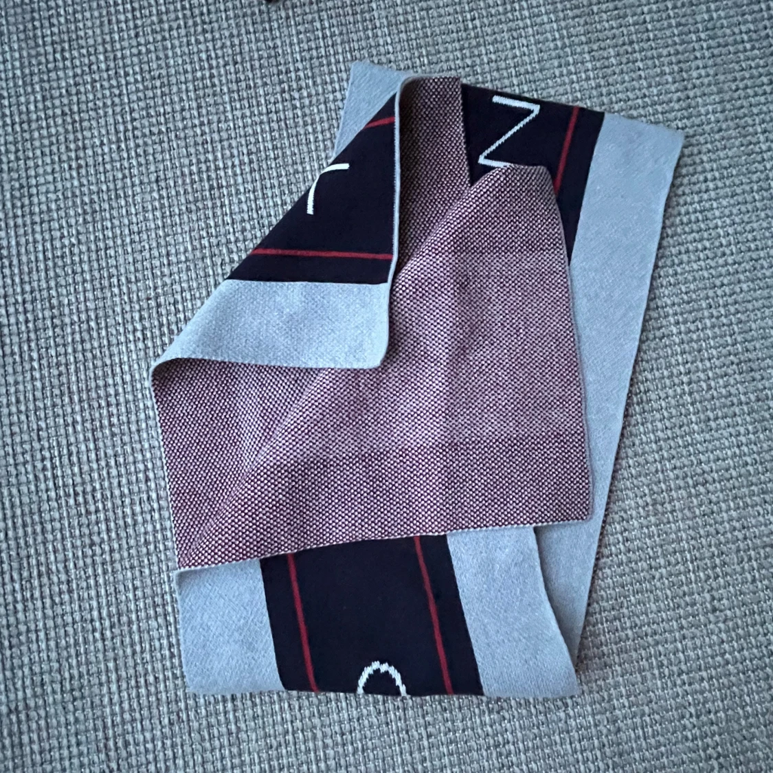 Stickad halsduk från GANT i grått och rött