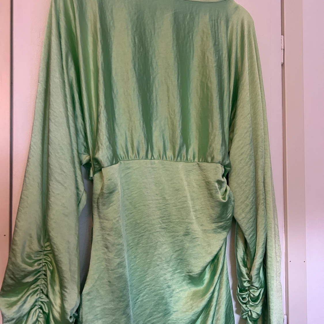 Grön satin-klänning NA-KD x Hanna Schönberg - 1