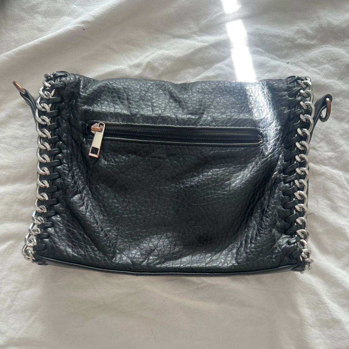 Svart axelväska med kedjedetaljer - 1
