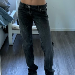 Zara low waist jeans - Svarta Low waist jeans från Zara
