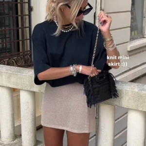 Beige kjol från Mango  - Beige finstickad kjol från Mango. Helt ny med prislapp. Säljes då ja köpte två storlekar. Perfekt till sommaren eller stranden