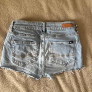 Ljusblå jeansshorts - Snygga ljusblå lågmidjade jeansshorts från Tommy Hilfiger, Perfekta nu i sommar