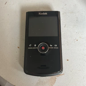 Kodak Zi8 telefon - Oklart om laddare finns, batteri finns och USB vid sidan om du ska koppla in till datorn. Ser fräsch ut men vet ej hur bra den är.