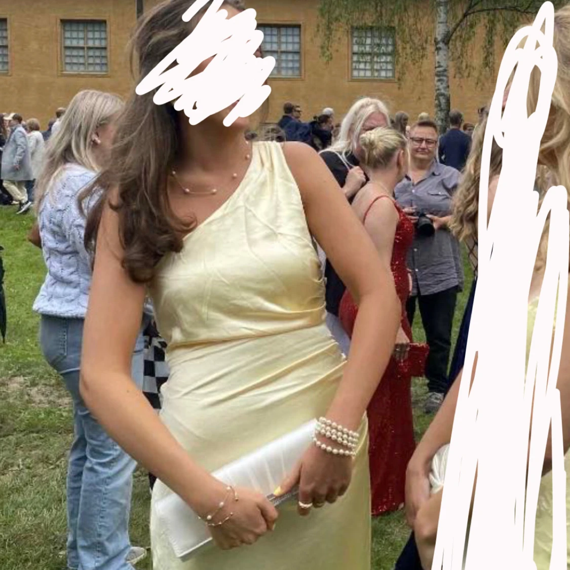 Ljusgul långklänning i satin - 1