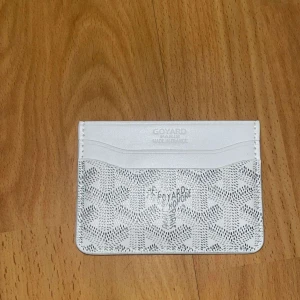 Vit kortplånbok - Säljer vit plånbok,  mycket bra skick och är helt oanvänd, pris går såklart att diskuteras!