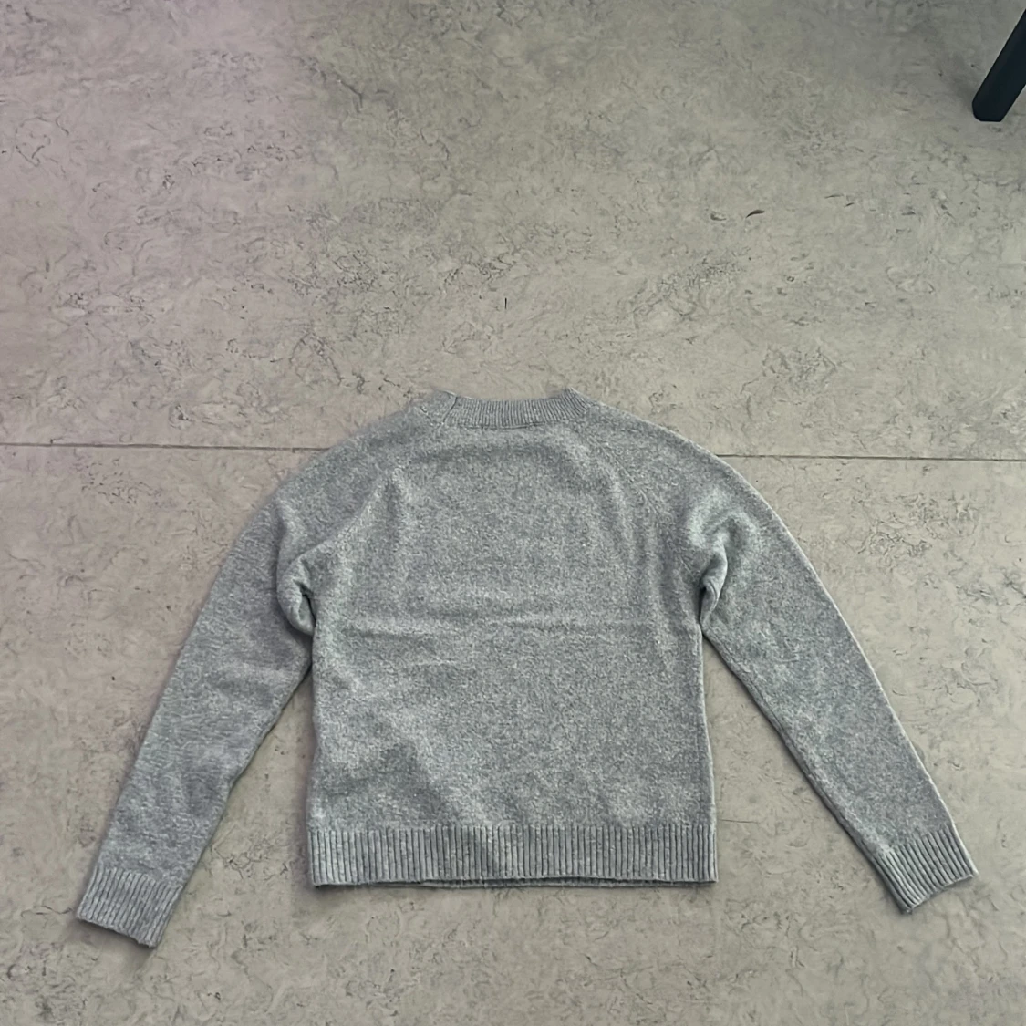 Ljusgrå stickad tröja från Vero Moda - 1