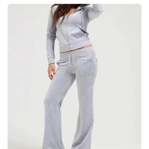 Juicy couture sett - Säljer mitt populära juicy couture sett i grått. Både tröjan och byxan är i storlek S. Väldigt sköna och knappast använda💕