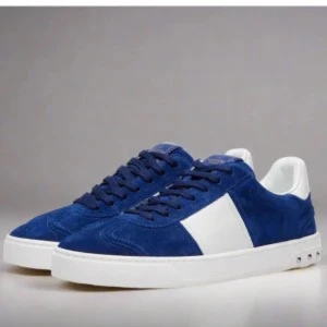 ✨Söker✨ marin blåa valentino flycrews - Söker valentino flycrews i färgen marin blå i storlek 40-41 kan betala 3-6k