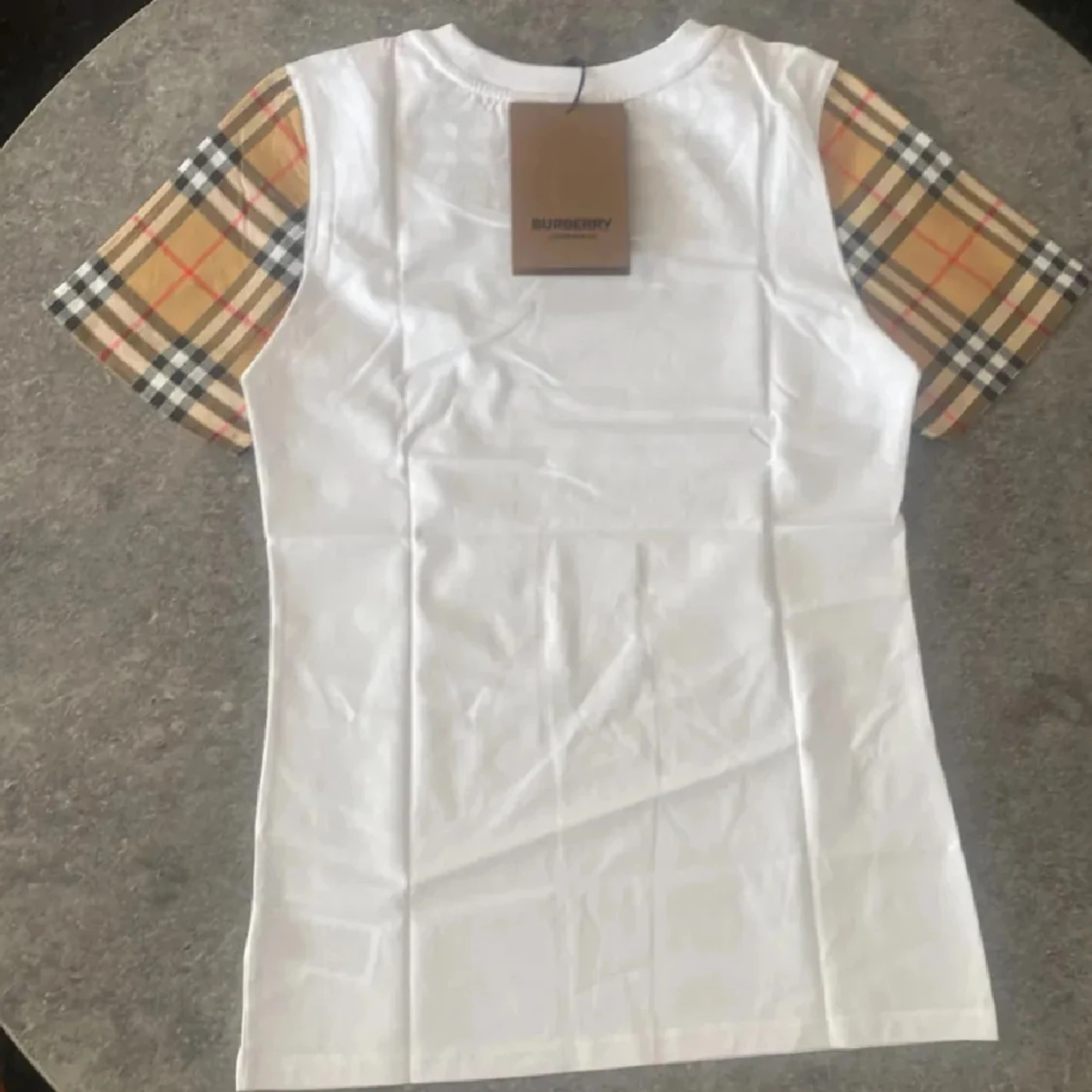 Vit Burberry t-shirt med rutiga ärmar