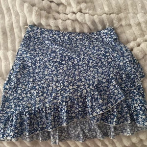 Kjol - En blommig blå kjol med vita blommor(KJOLEN ÄR RESERVERAD!!!)