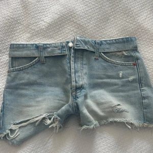 Lågmidjade shorts - Lågmidjade jeans shorts från Zara i strl 34🩷
