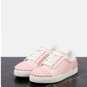 Ljusrosa christian louboutin skor -  ljusrosa sneakers med  nitar på tå och häl. Man får såklart med påse, lådan de kom i och även svarta och vita skosnören. Har använts ca 5 gånger.  Köpte av seriöst företag på Instagram ( skriv för mer info )