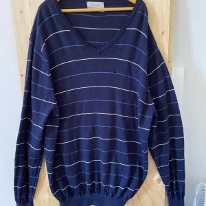 Randig sweatshirt i merino - Ett litet hål och någon lös tråd. Står ej storlek men gissar runt 4XL.