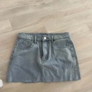 Jeanskjol - Avklippt men helt ny annars 