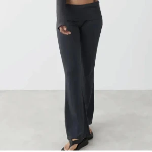 Yoga pants  - Yoga pants från gina! Sparsamt använda och säljer då jag vill köpa ett par andra byxor då dessa inte används längre! Inga tydliga defekter 