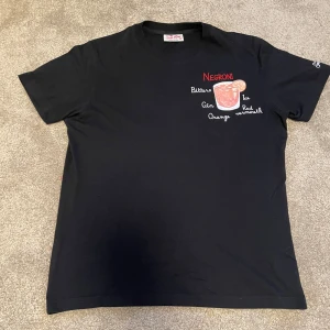 Svart Negroni t-shirt från Saint Barth - Svart t-shirt från MC2 Saint Barth i bomull med ett riktigt najs tryck, den är i riktigt bra skick och inte buren många gånger! Tags och allt finns kvar! Nypris: 1000
