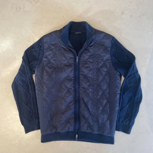 Massimo dutti cardigan - Riktigt snygg quiltad cardigan från Massimo dutti, bra skick utan några märkvärdiga defekter. Passar S-M.