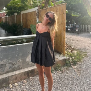 Viral Klänning - Den virala satin klänningen! 🖤 Ny med prislapp