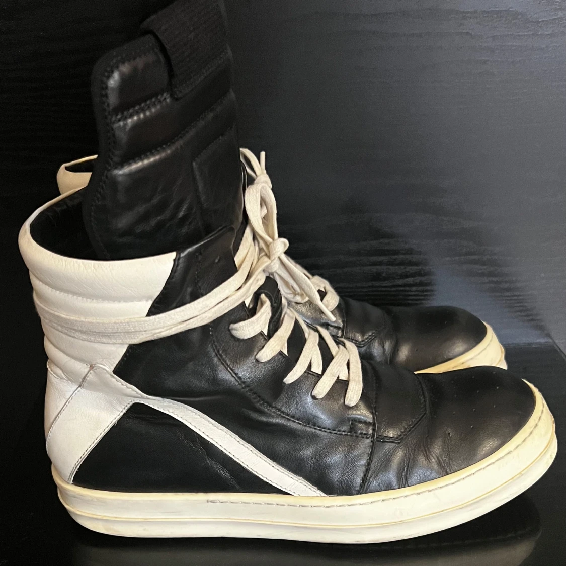 Svarta och vita Rick Owens sneakers