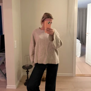 Beige stickad tröja - Mysig beige stickad tröja köpt från Gina tricot. Säljes pga att den inte är min storlek, skriv om ni har frågor💞