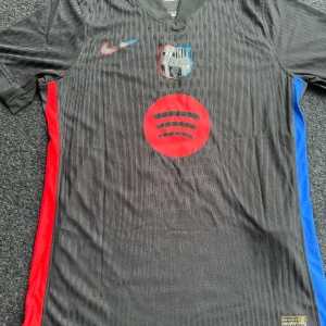 FC Barcelona svart bortatröja Raphinha - Snygg svart FC Barcelona bortatröja från Nike med Raphinha 11 på ryggen. Helt nytt som jag fick hem nyss men tyvärr är det för liten för mig och vill sälja den.
