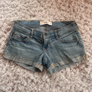 Lågmidjade jeansshorts Hollister  - Storlek W25 (XS). Skickas inom 7 dagar. 