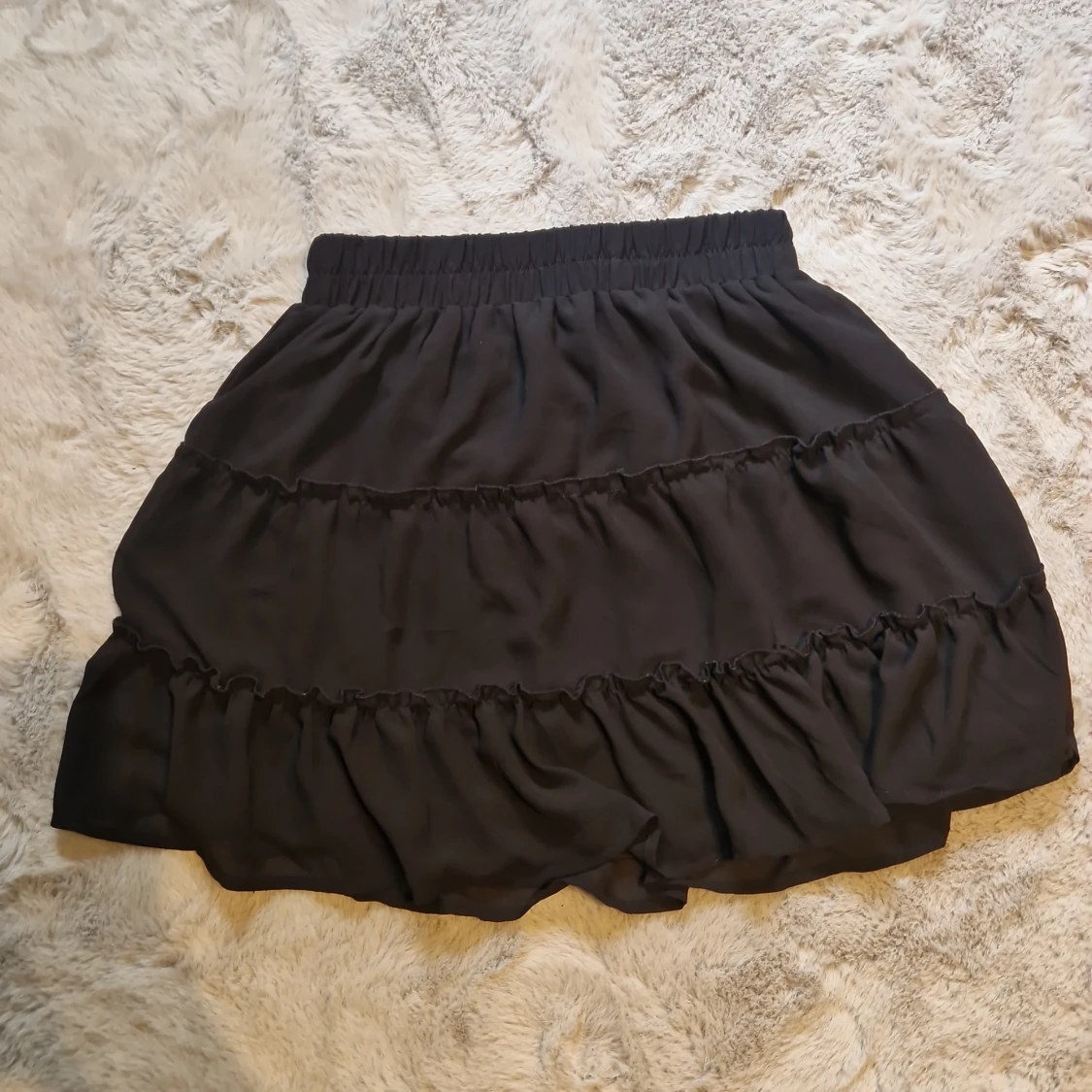 Svart volangkjol med resårmidja