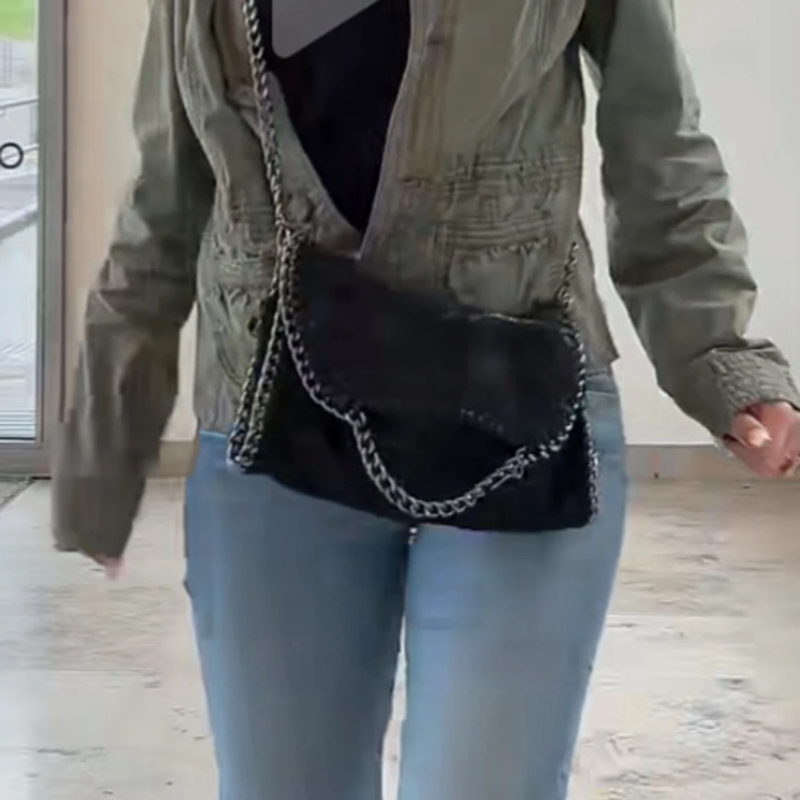 Svart axelväska med kedjedetaljer - 1