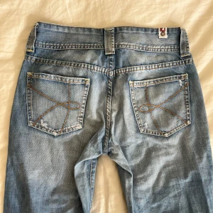 Ljusblå jeans - Snygga jeans med cool knapp🩵 Midjemått: 35 cm