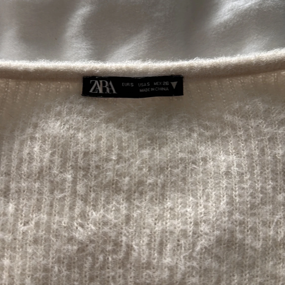 Vit stickad v-ringad tröja från Zara - 1