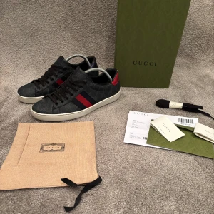 Gucci Skor  - Hej! Säljer nu dessa väldigt populära och sällsynta Gucci ”Supreme” Skorna! Storlek 44. Skick 8/10, ny pris= 9500 kr, Säljs för 2699 kr! Allt OG tillkommer vid köp! Kvitto finns 