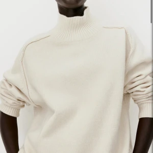 Beige polostickad tröjaaaa - beige stickad polotröja ifrån hm. Helt slutsåld på hemsidan därav priset!!❤️