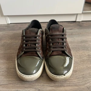  Lanvin - Feta Lanvins i ett mycket bra skick, Fägen brun🟤och Oliv grön glans🫒Stolek 43 och priset ligger på 2399kr hör av er vid frågor och mer!!! Får även med skopåse från Lanvin!
