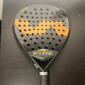 Padelrack. - Hej säljer nu mitt padelracket av modellen Bourne Summum Prisma. Racketet har en tydlig skada i ena hörnet med sprickor och avskavd färg. Men kan fortfarande användas. Priset kan diskuteras.