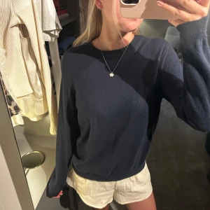 Mörkblå stickad tröja från Piombo - Mörkblå stickad tröja från Piombo med rund halsringning och långa ärmar. Köpte i Italien för två år sen och har endast använt fåtal gånger🍒