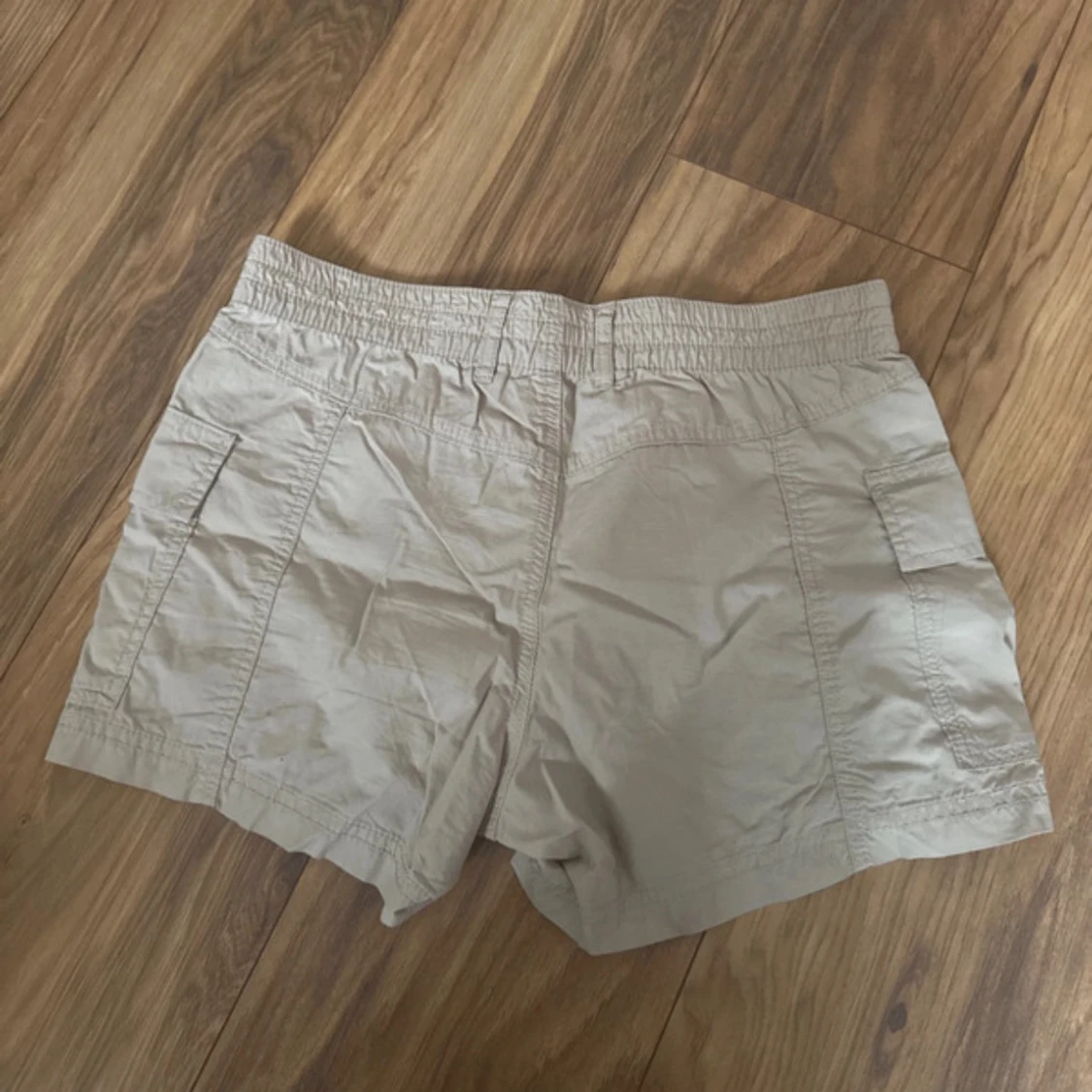 Beige cargoshorts från Gina Tricot XS - 1