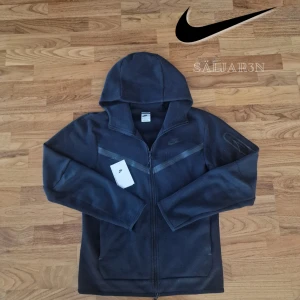 Svart Nike Tech Fleece - Nike Tech Fleece Hoodie – Old Design (S)  Säljer en svart Nike Tech Fleece hoodie i storlek S. Äldre design som inte längre säljs, vilket gör den unik och svår att hitta.  ✅ Mycket bra skick – sparsamt använd ✅ Lätt, varm & bekväm med Tech Fleece-teknologi ✅ Storlek S (slim fit, passar S eller tight M) ✅ Klassisk zip-hoodie med fickor  📦 Snabb leverans – skickas samma dag! 📦 📌 Kontakta mig vid intresse eller funderingar📌  