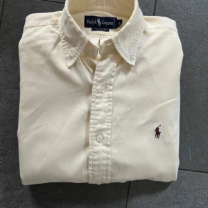 Beige skjorta från Ralph Lauren S (passar M) - Köpte denna Ralph Lauren skjortan i storlek S som tyvärr inte passade så skulle mer säga att den sitter som en M. Kommer med box.