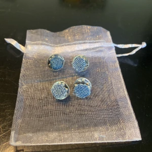 Jeans färgad pin - Säljer fyra små runda handgjorda pins i silvrig metall med en blå jeans cirkelformad detalj på framsidan. De är enkla att använda och smälter in perfekt med dina jeans. Dessa används för att vika upp dina byxor för att slippa väta och slit på byxans ben. Mer bilder på instagram Up.Rs💕