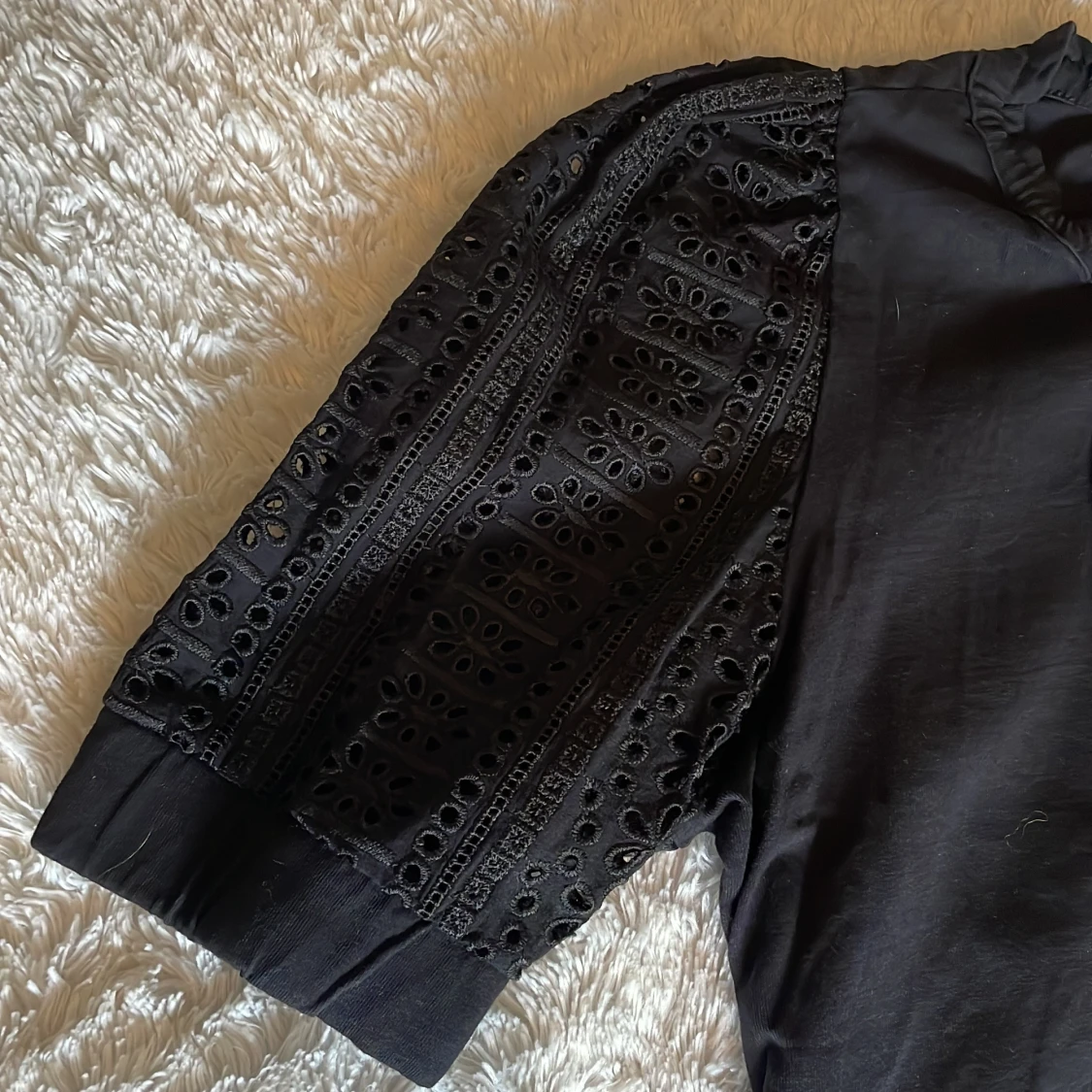 Svart blus med broderade puffärmar - 1