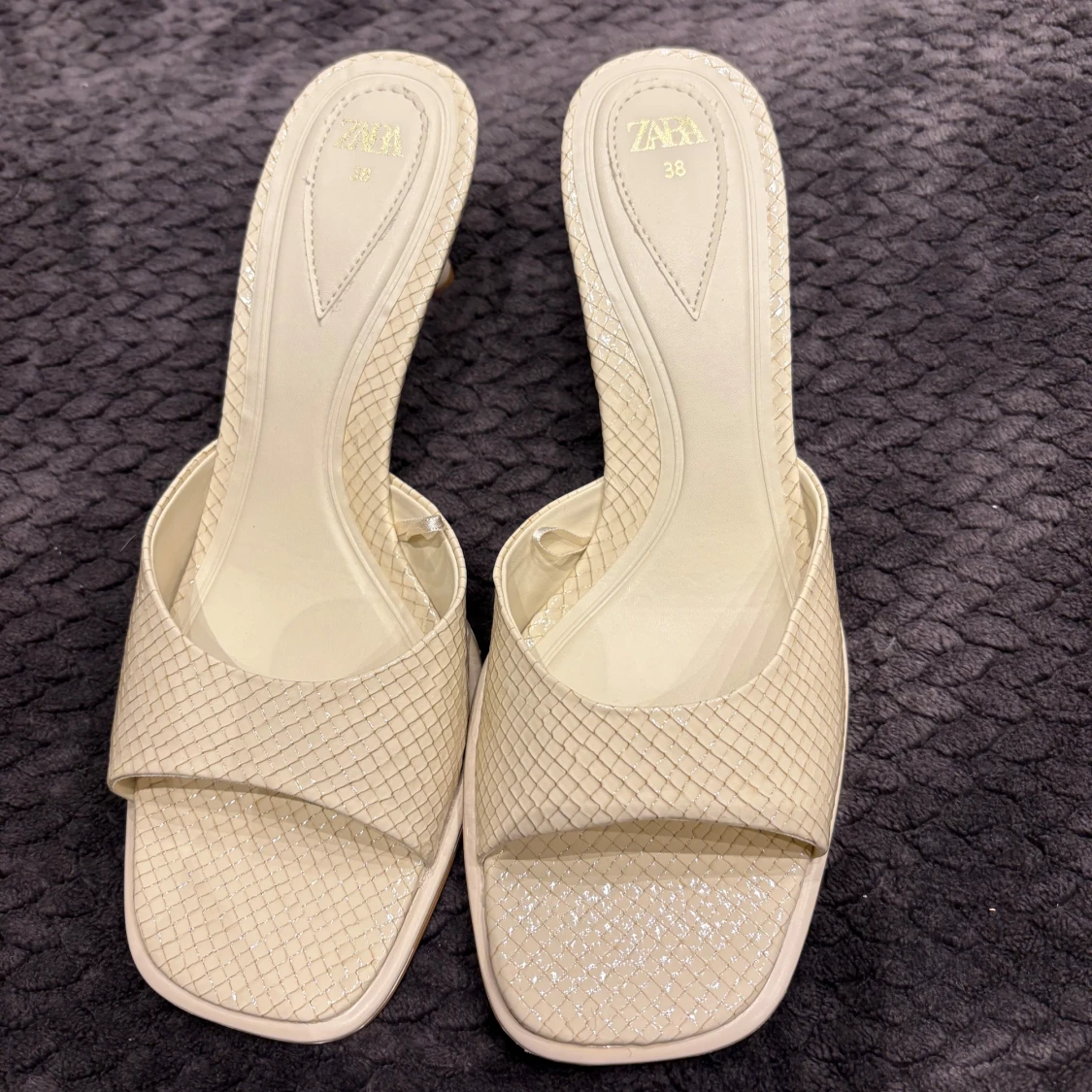 Vaniljgula klackskor från Zara - 2