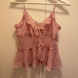 Zara topp - Söt rosa topp från zara som är använd några få gånger. ser mörkare ut på bilden än i verkligheten, skriv för fler bilder. Köpt för 429