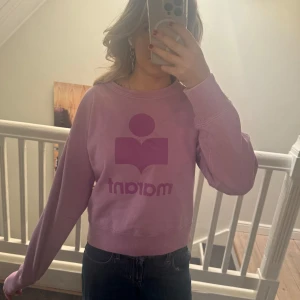 Lila sweatshirt från Isabel Marant - Säljer en snygg lila sweatshirt från Marant med ett stort tryck på framsidan. Nypris var 3200kr och den är bara använd fåtal gånger🩷
