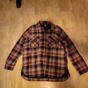 Rosa jacka/skjorta - Rosa rutig skjorta från peak performance. Den är fodrad och perfekt som en snyggare jacka. Använd 3 gånger